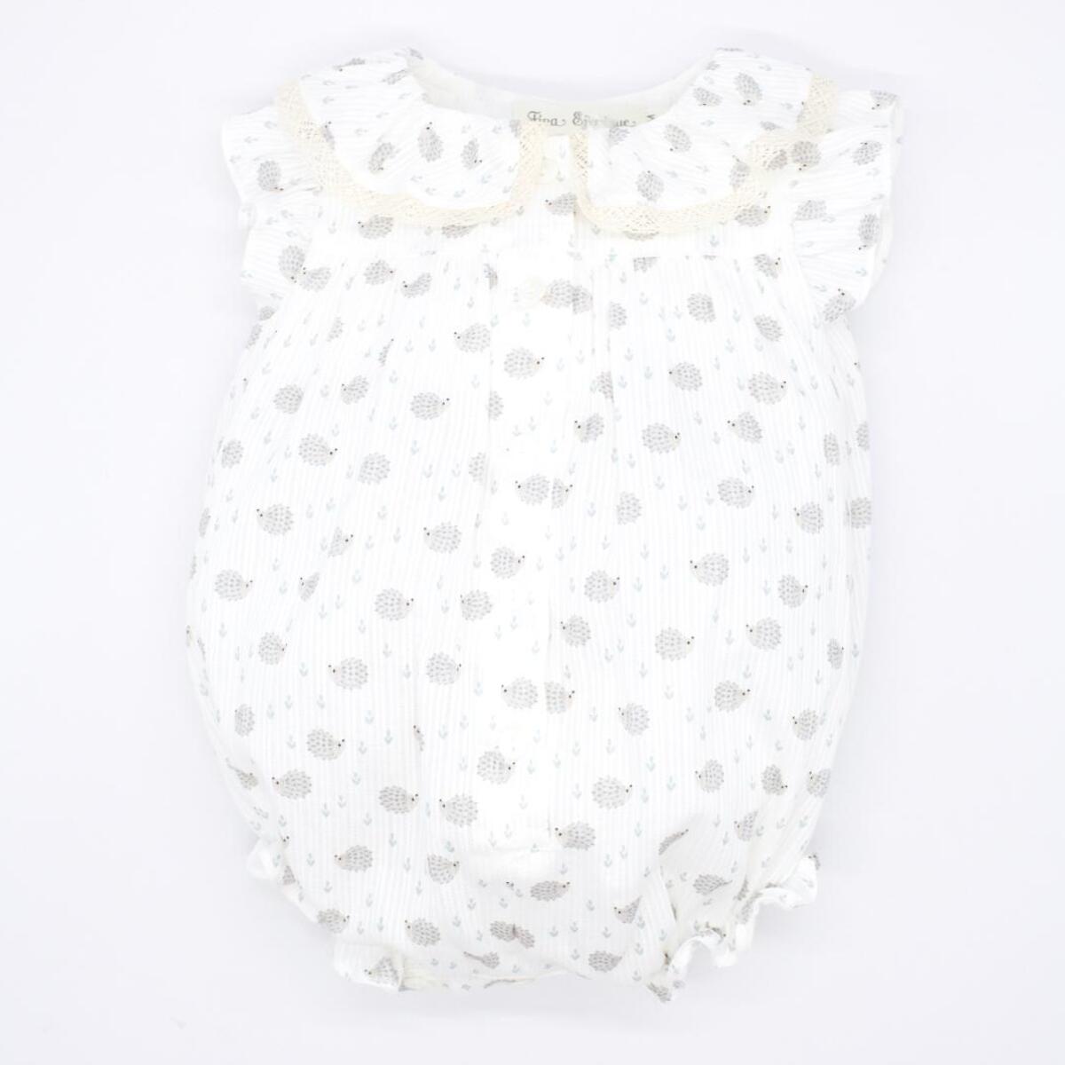 Pelele estampado de erizos, con volante en el cuello y en la sisa.