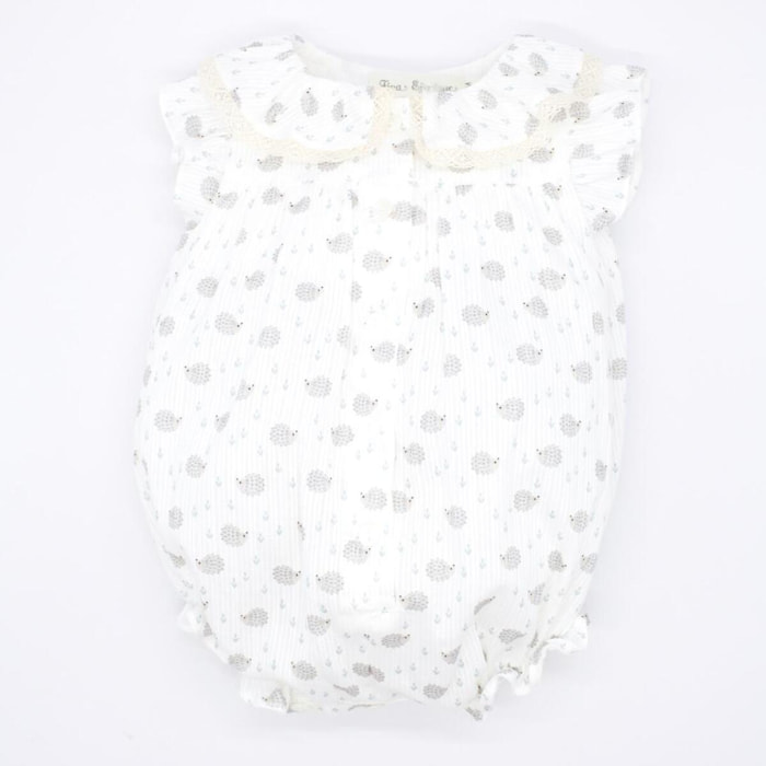 Pelele estampado de erizos, con volante en el cuello y en la sisa.