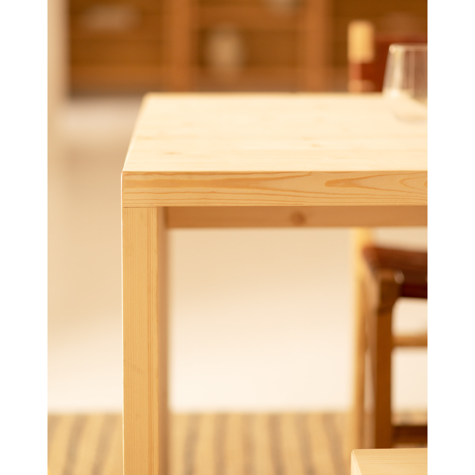Table de salle à manger en bois massif ton naturel en différentes tailles