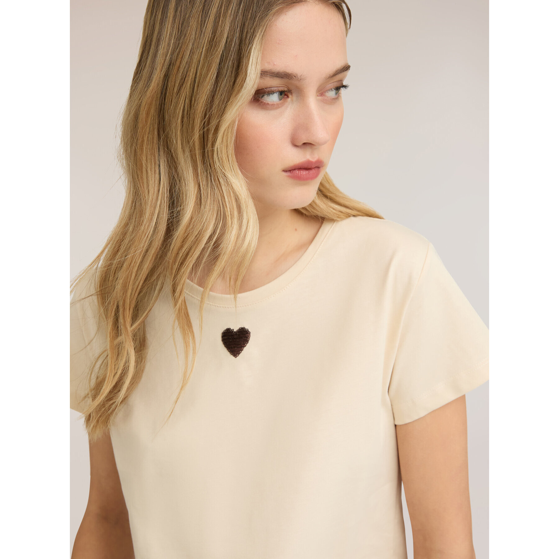 Motivi - T-shirt in jersey con cuore in paillettes - Beige