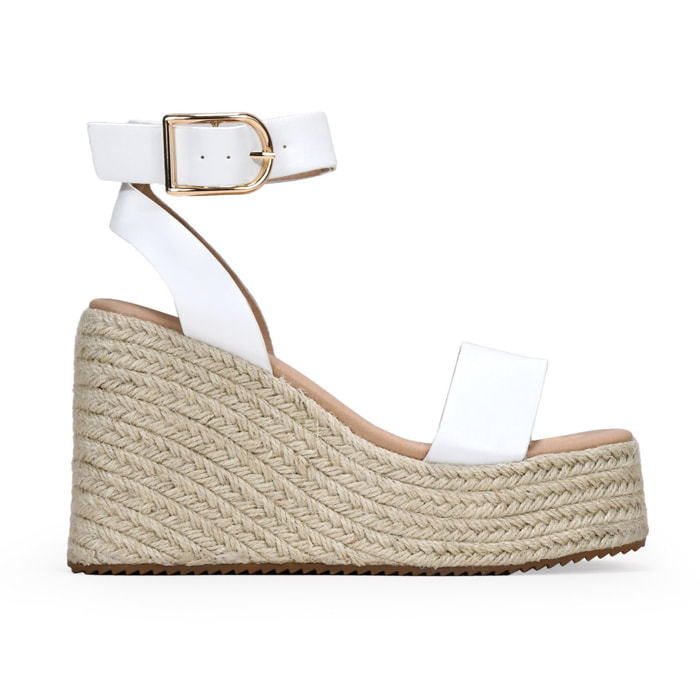 Sandalias blancas con cuña y plataforma de esparto