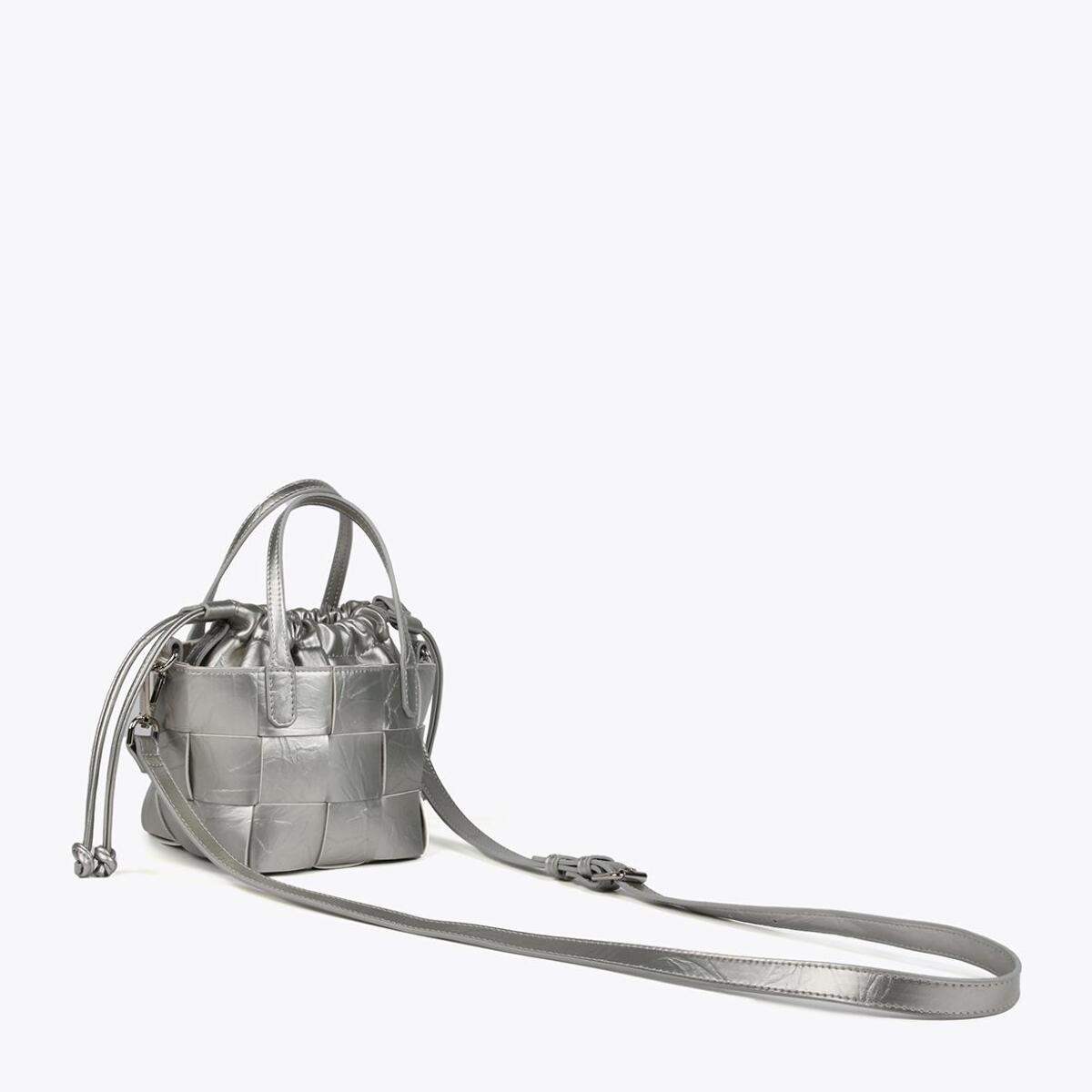 Borsetta intrecciata con texture