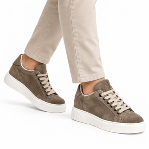 Sneakers stringate in vera pelle scamosciata