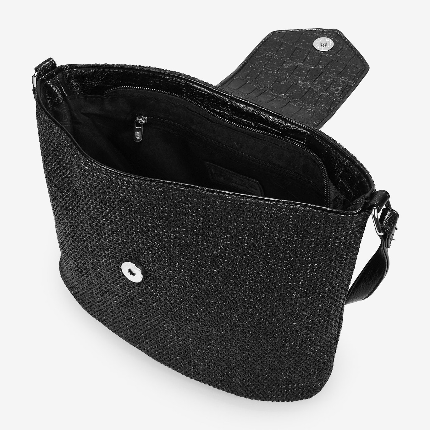 Bolso bandolera negro en rafia con solapa