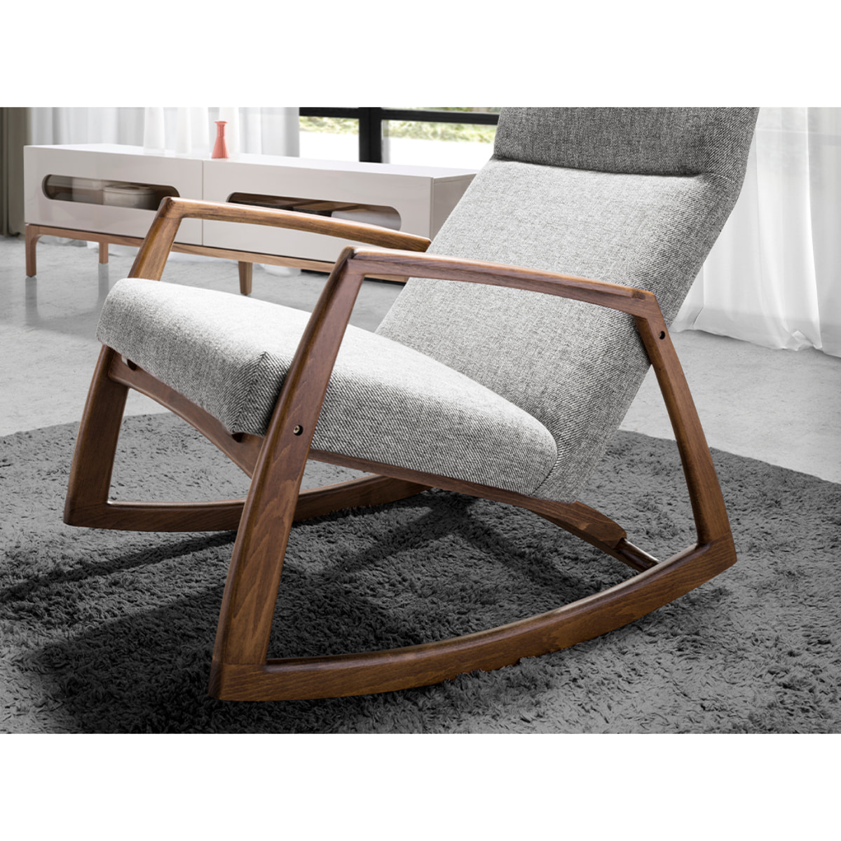 Sillón Angel Cerdá mecedora con reposabrazos tapizado en tela en gris con estructura y patas en madera chapada en nogal natural 68x90x96cm