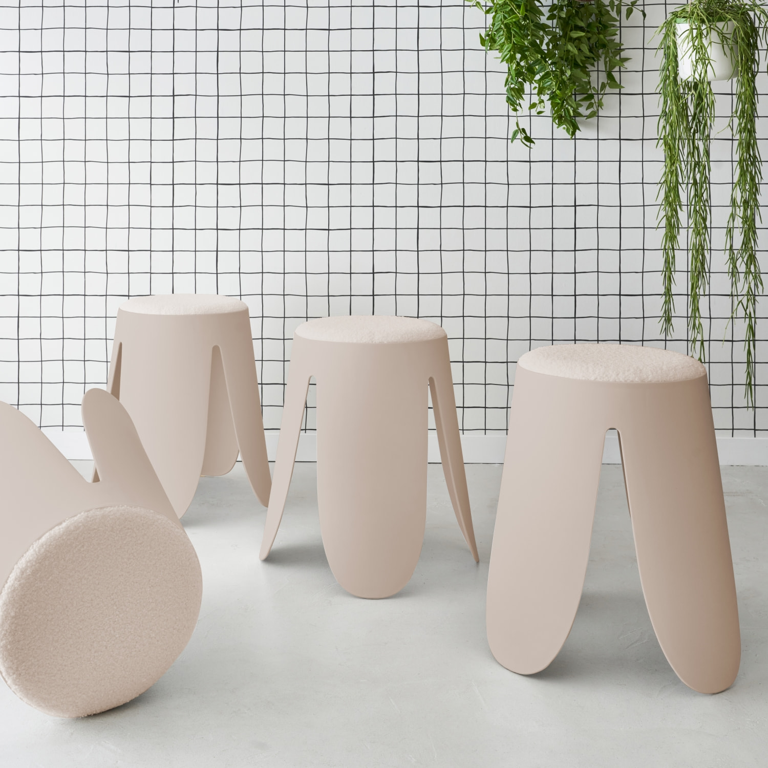 Set de 4 tabourets empilables. beige. bouclette texturée. NIKI. Ø30 / 44 x H46cm