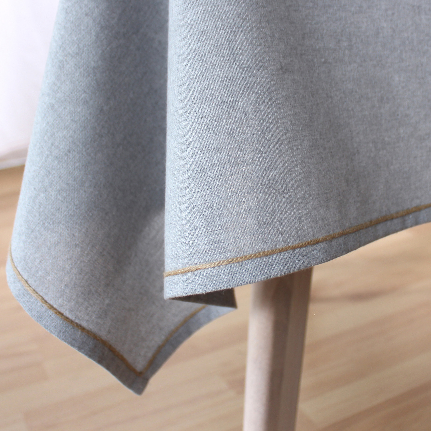 Nappe unie avec feston en jute - Gris