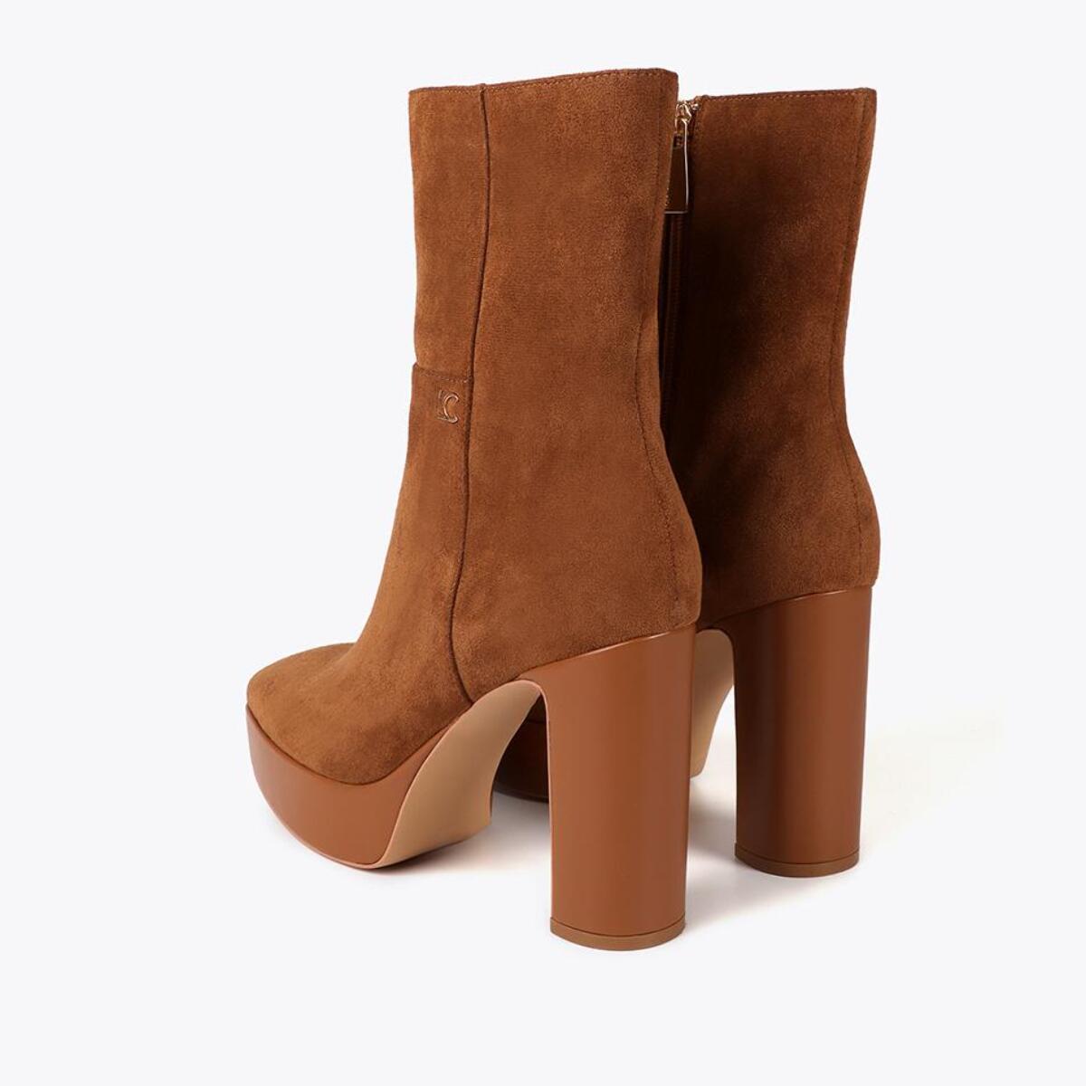 Stivaletto con zeppa effetto suede