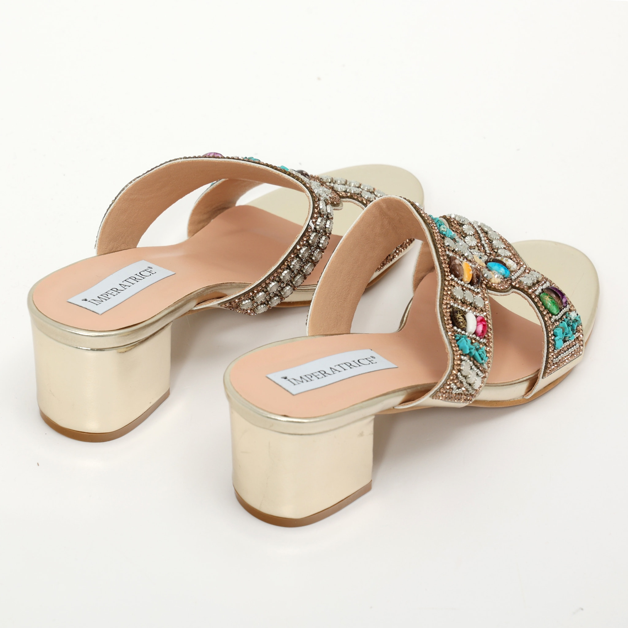 Sandali in simil pelle con tacco comodo ed applicazione di strass e pietre