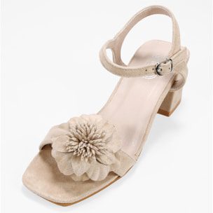 Sandalias de tacón beige con flor