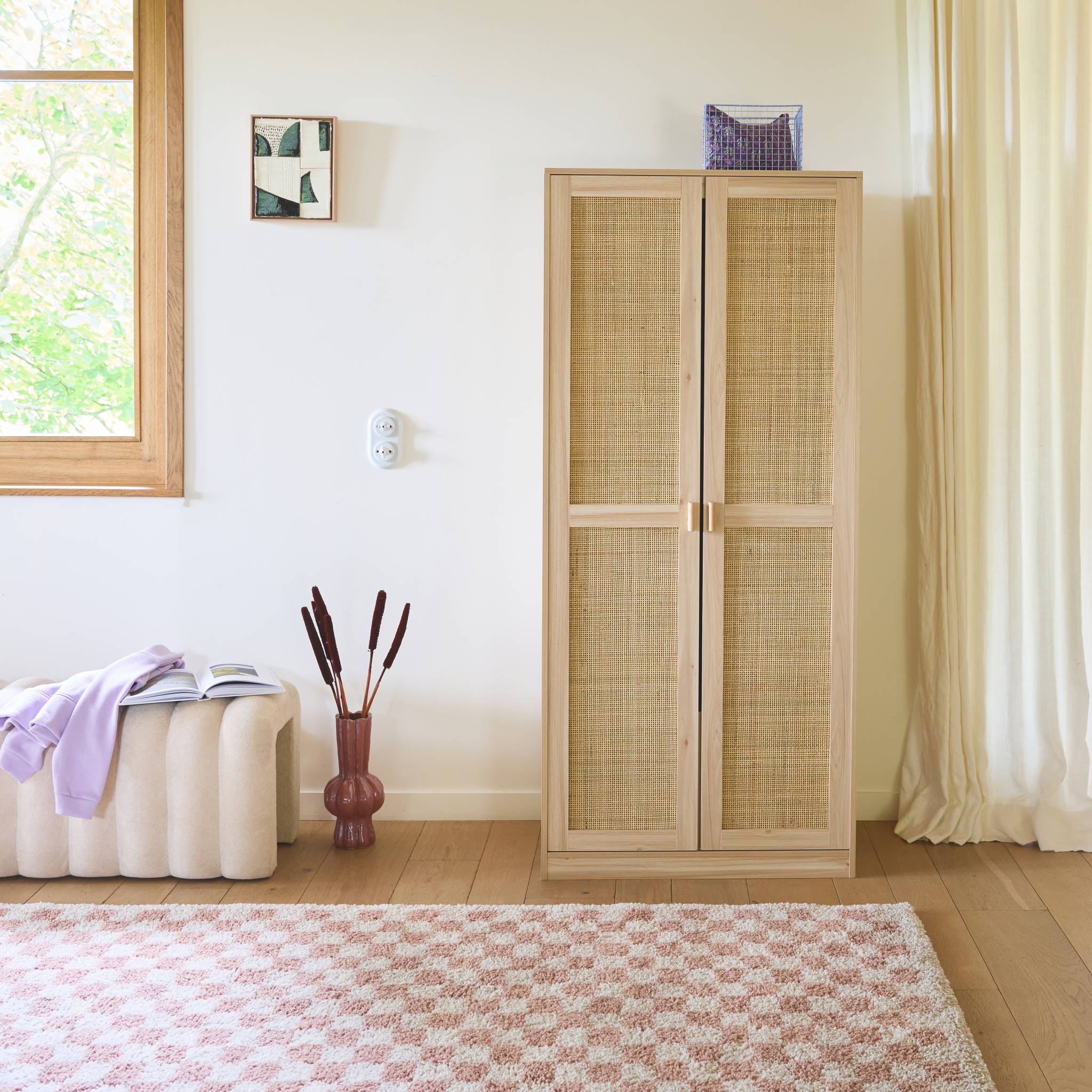 Armoire dressing cannage et effet bois. 2 portes avec penderie et rangements