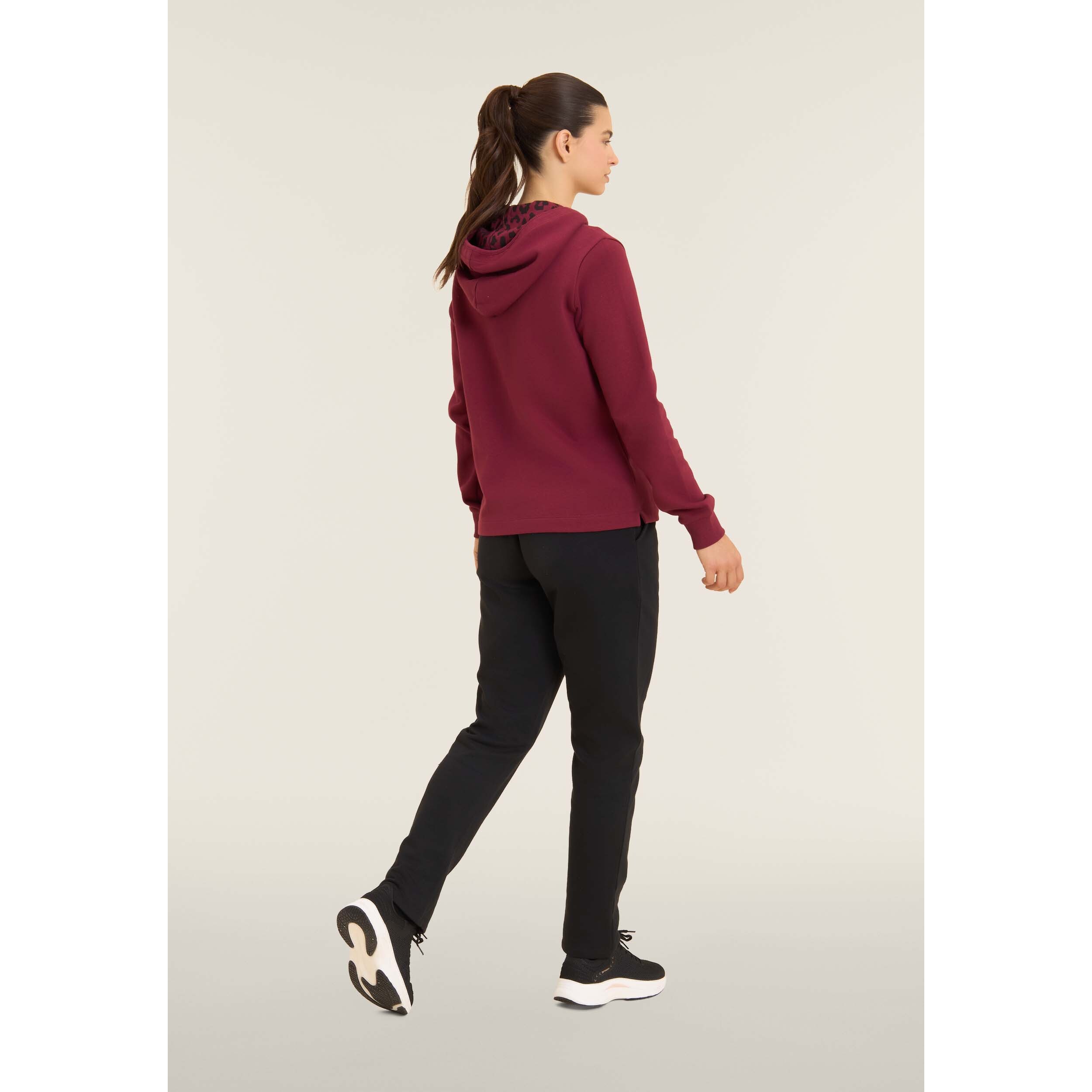 Tuta con interno cappuccio animalier e spacchi laterali