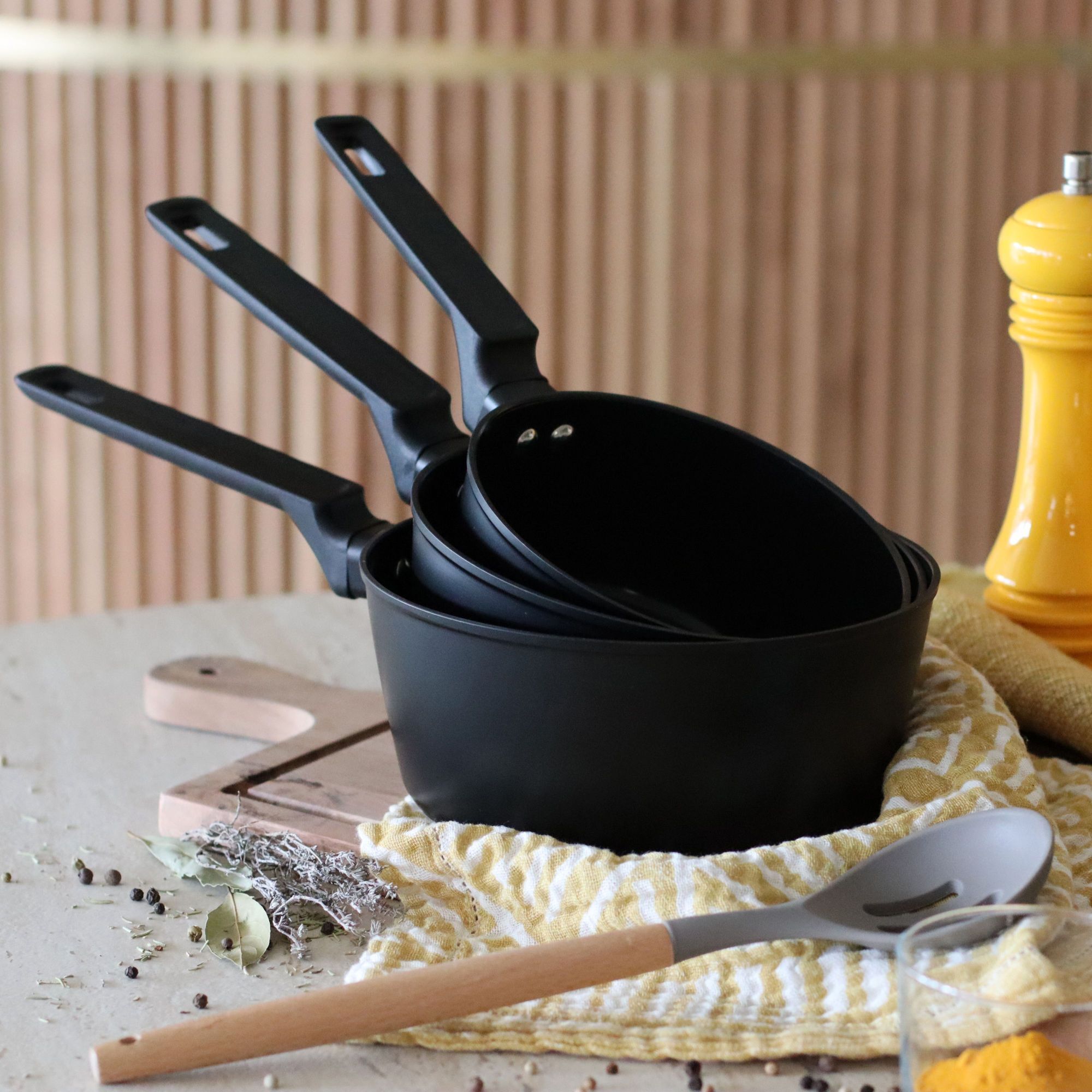 Casserole antiadhésive en aluminium noir 18cm - tous feux FIRST