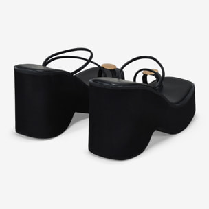 Sandalias de dedo negras con plataforma