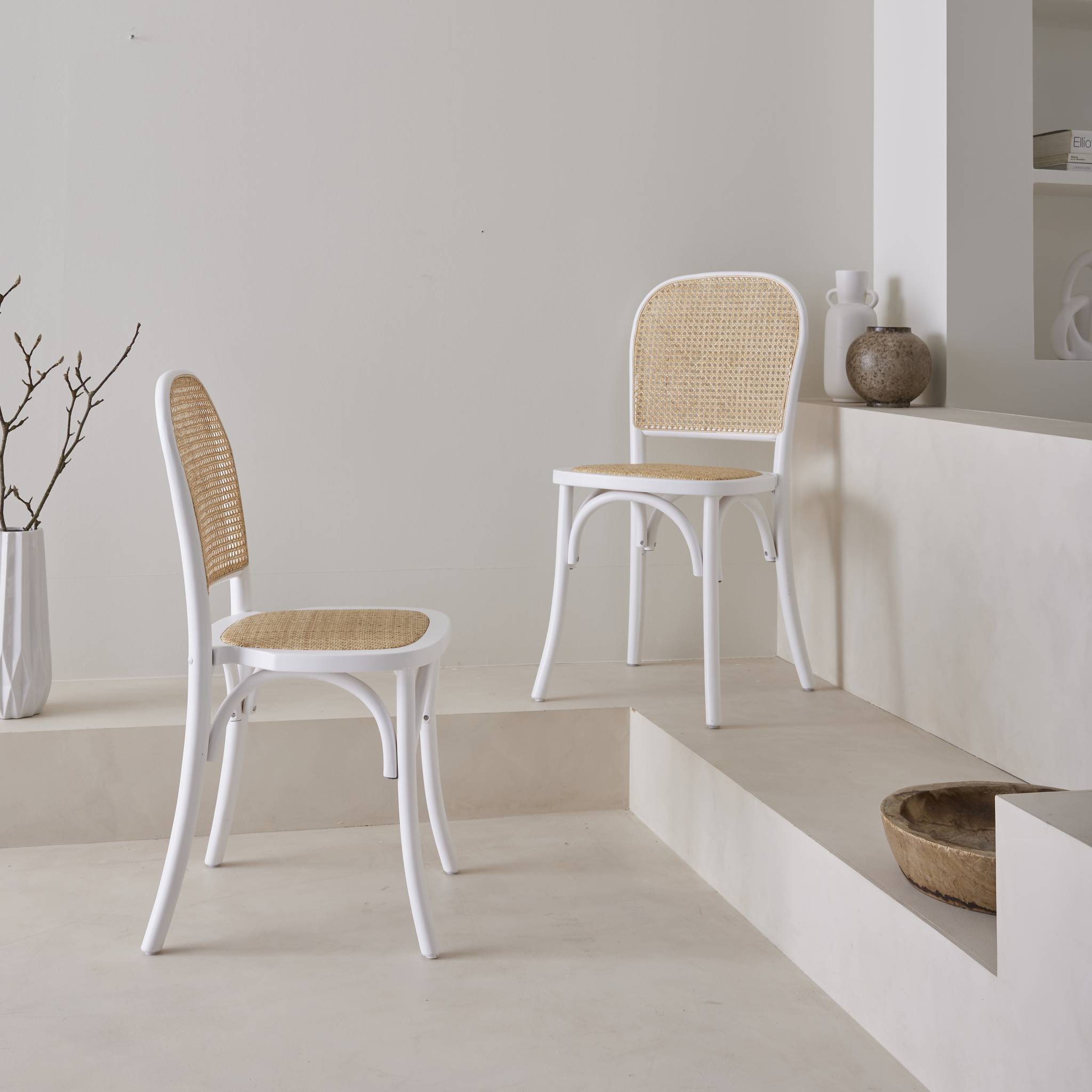 Lot de deux chaises vintage blanches en bois avec assise et dossier en rotin