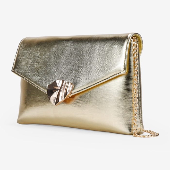 Bolso de mano dorado con broche metálico