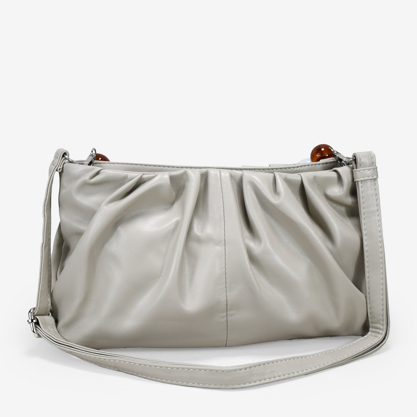 Bolso de mano beige con asa de cuentas