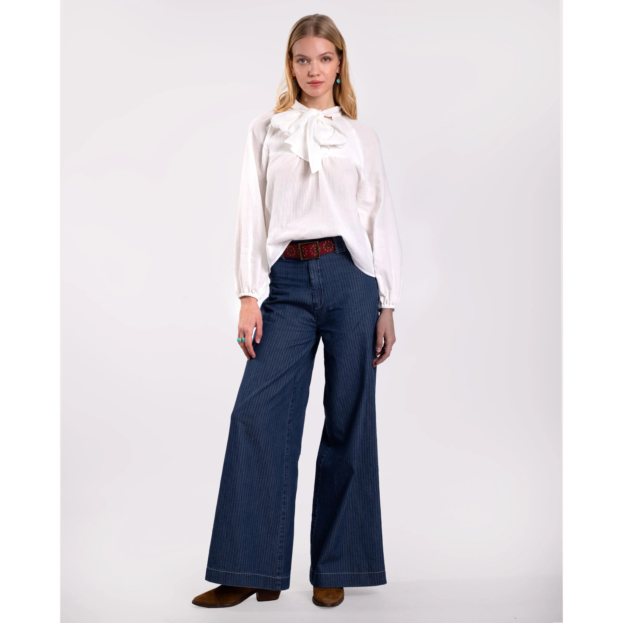 Blusa de manga larga con lazada