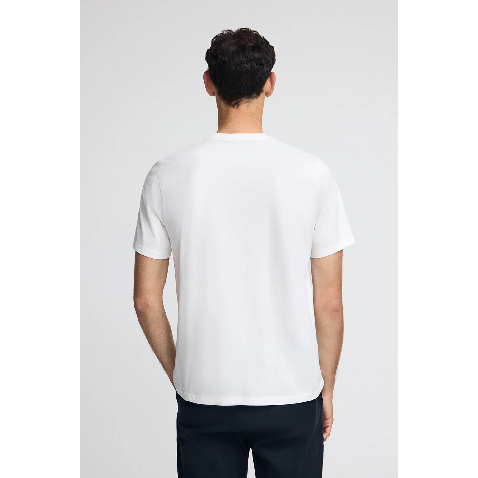 Camiseta blanca con bolsillo y bordado Rigby Go.