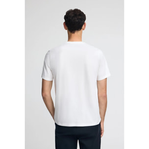 Camiseta blanca con bolsillo y bordado Rigby Go.