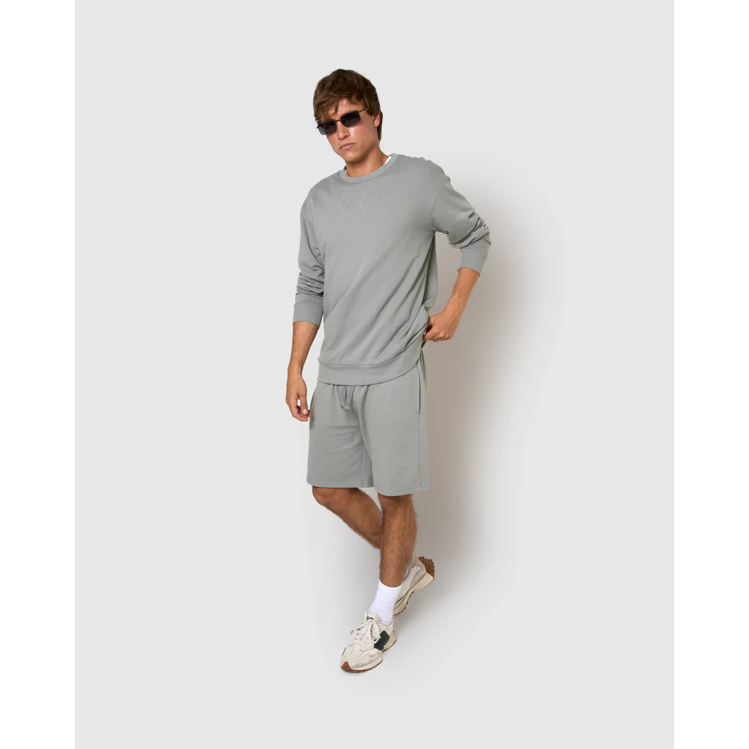 Pantalón corto básico deportivo liso gris