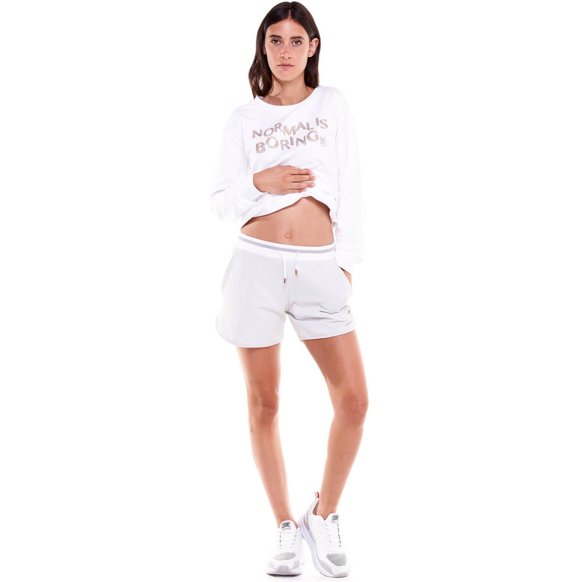 Pantalones cortos de mujer dorados y plateados.