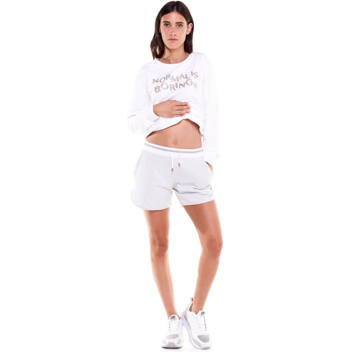 Pantalones cortos de mujer dorados y plateados.