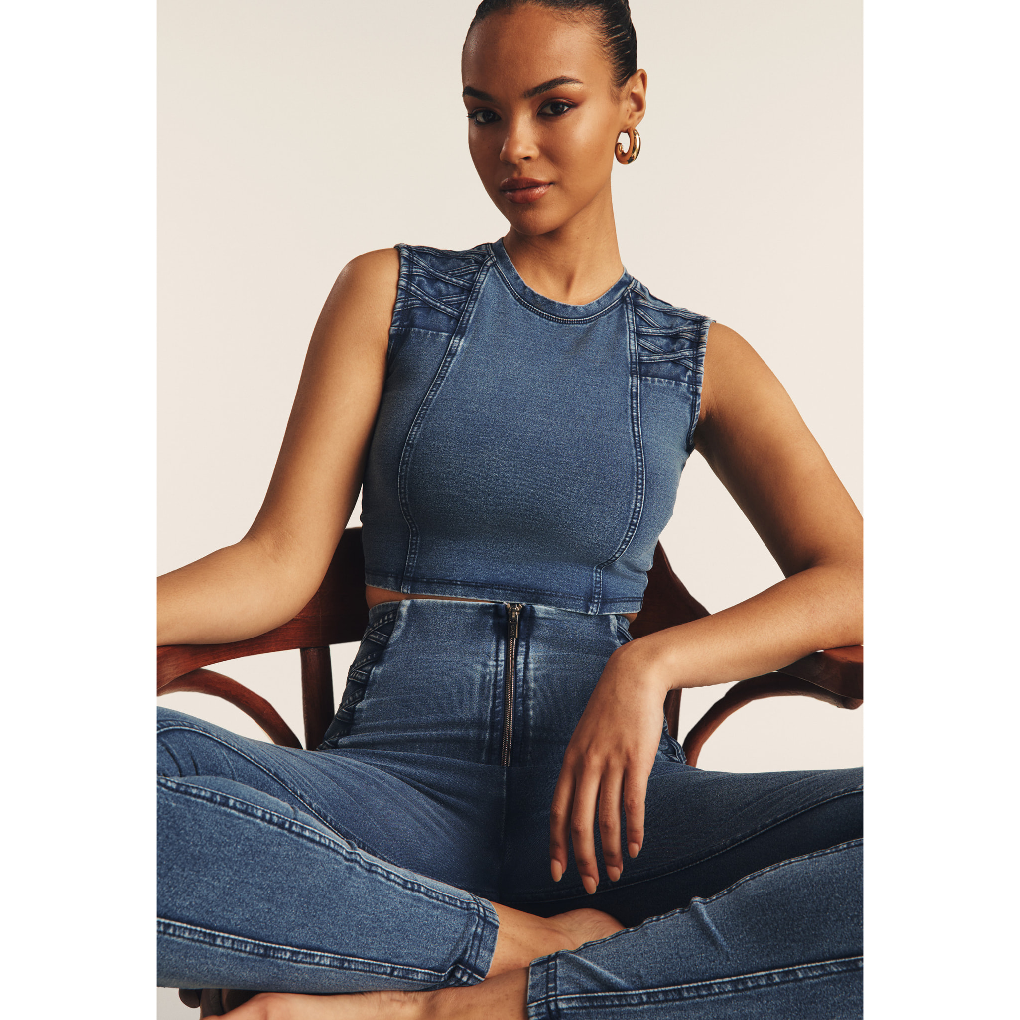 Top cropped effetto denim decorato sulle spalle