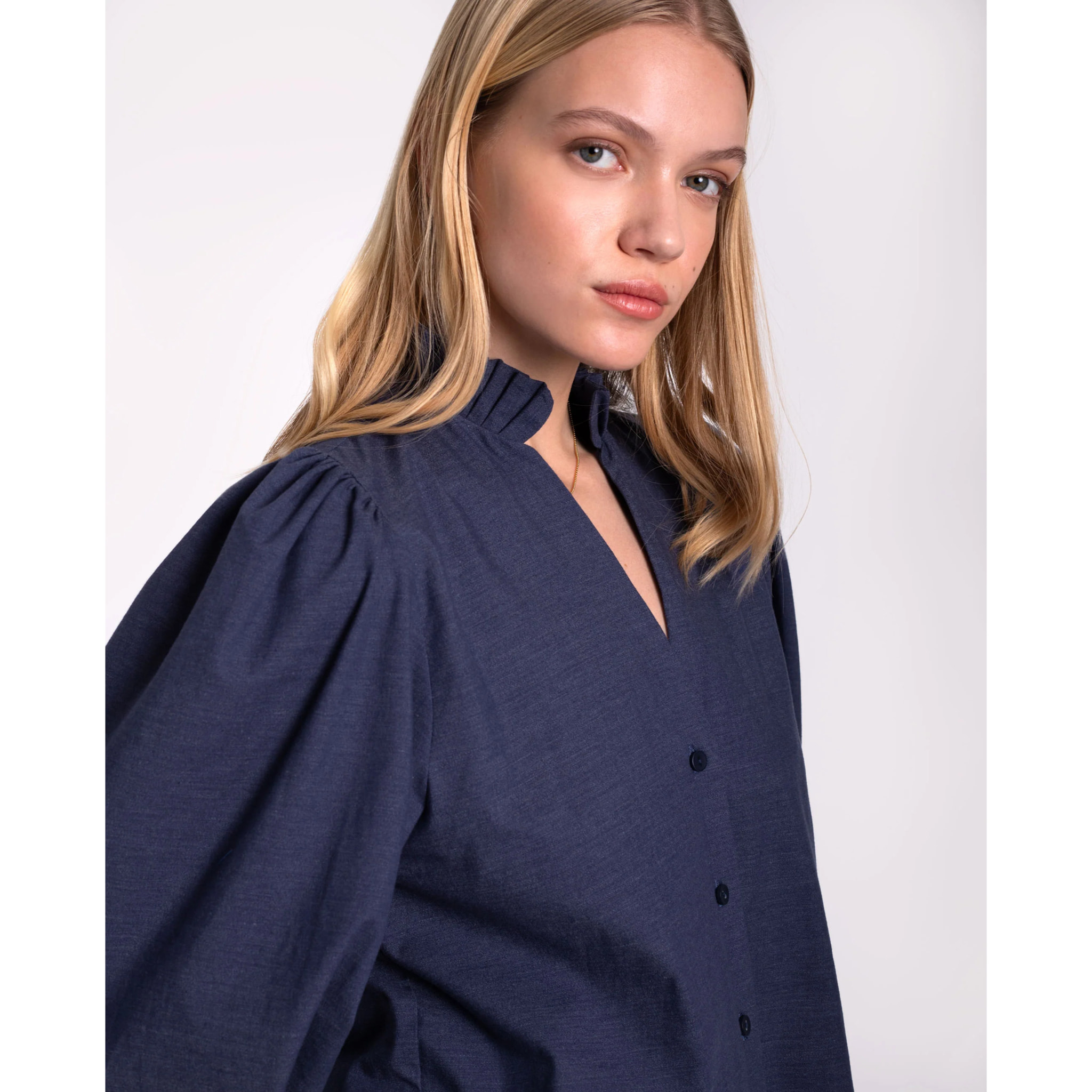 Camisa de mujer con cuello alto