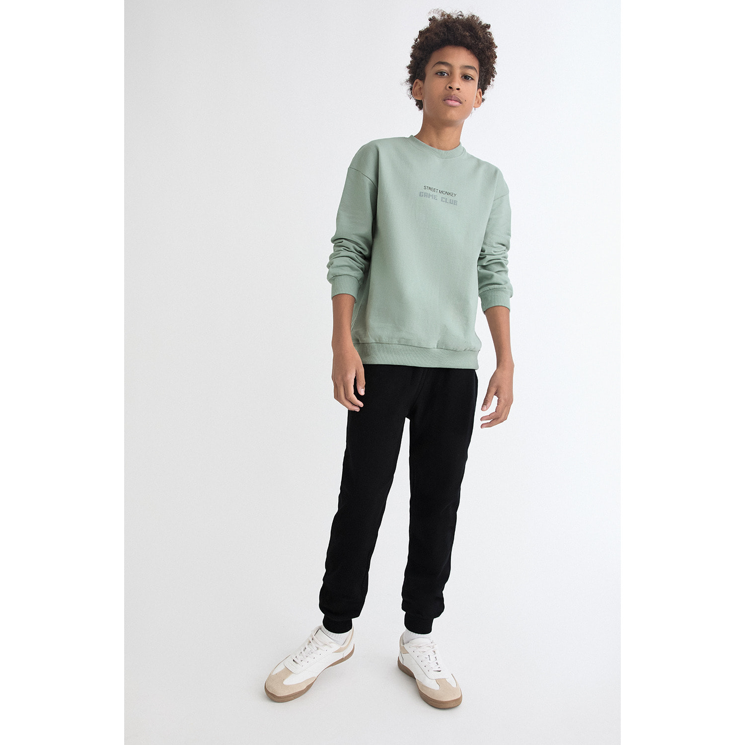 Conjunto niño sudadera verde claro y pantalón jogger negro, texto Street Monkey Game Club | Color: Verde claro | Street Monkey