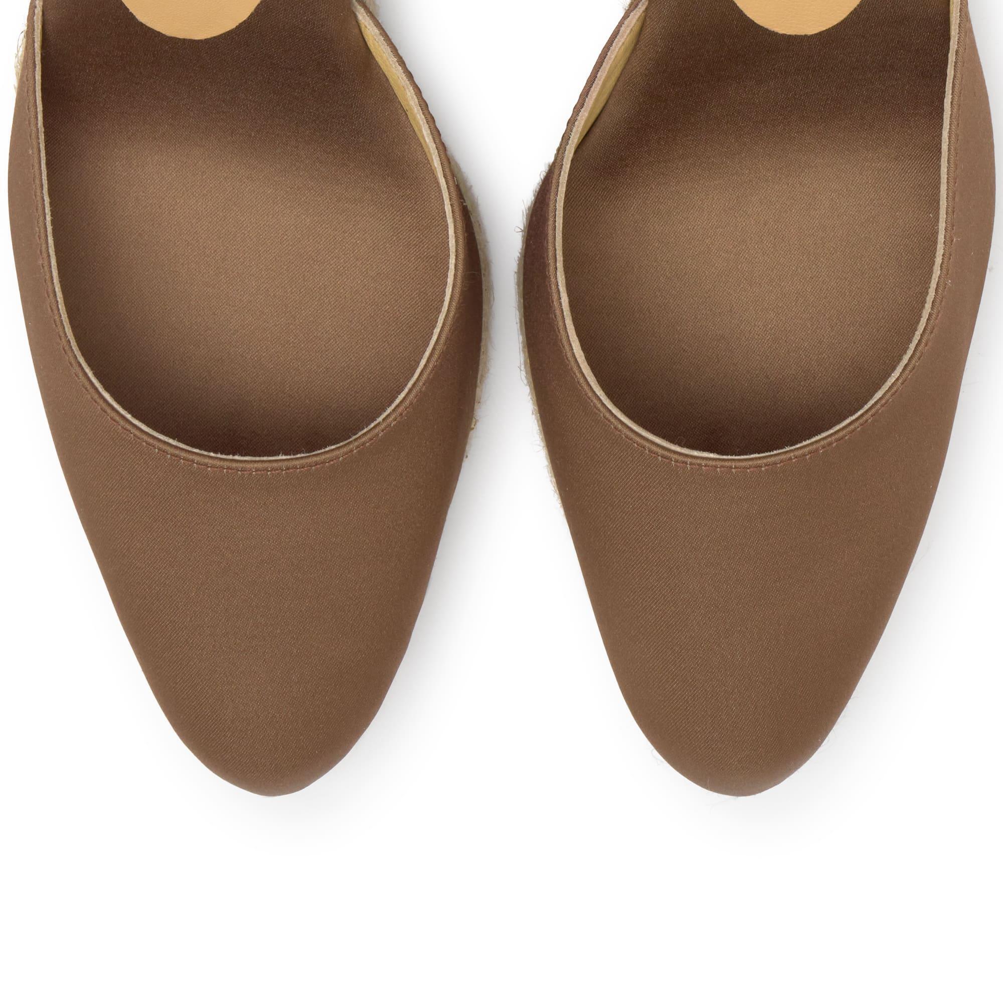 Alpargata Joyce cuña de yute en satén con cintas y punta afilada