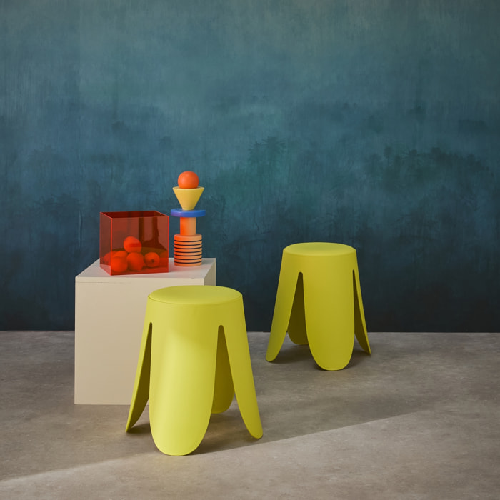 Set de 2 tabourets empilables. simili cuir jaune. NIKI. Ø30 / 44 x H46cm