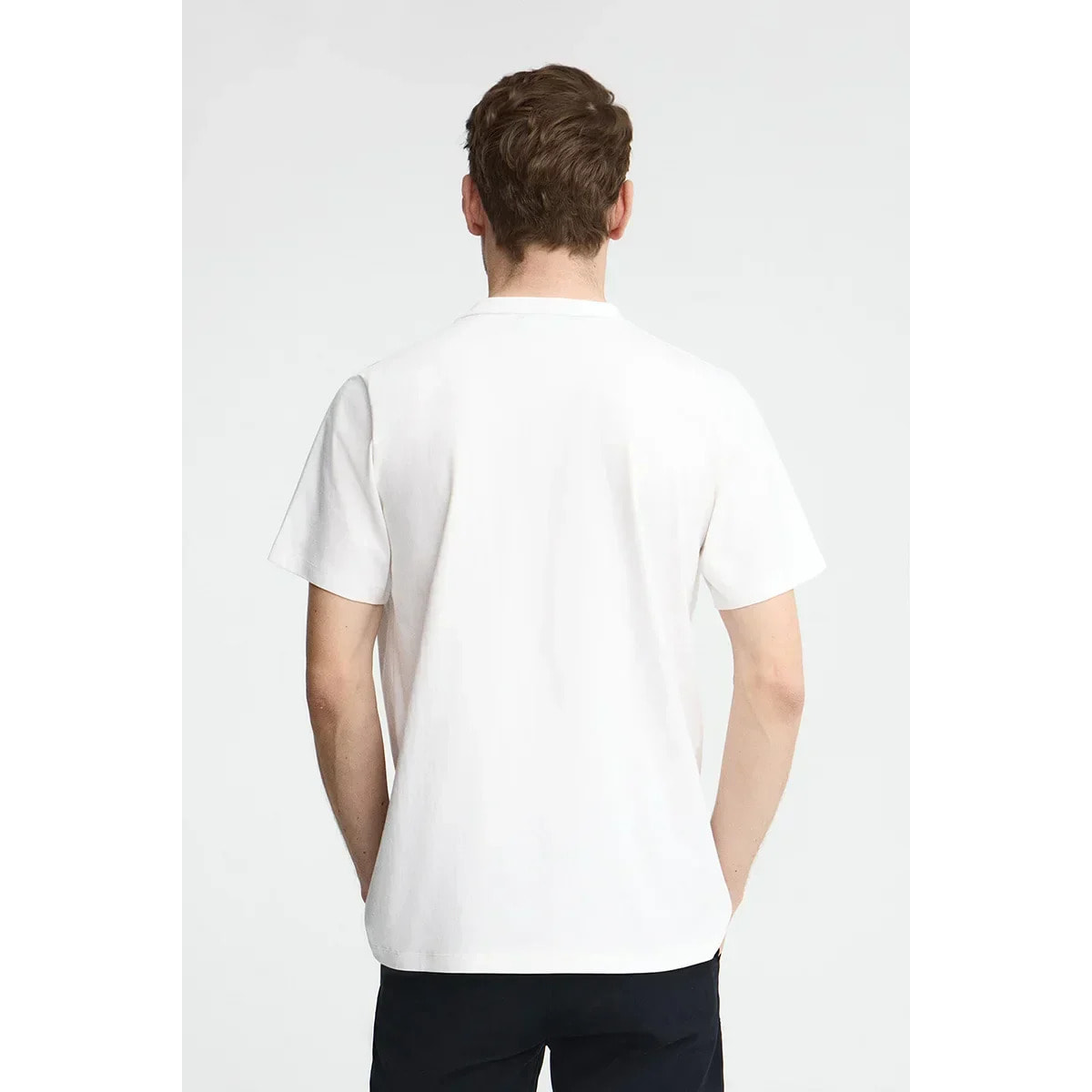 Camiseta blanca con bolsillo y logo Rigby Go