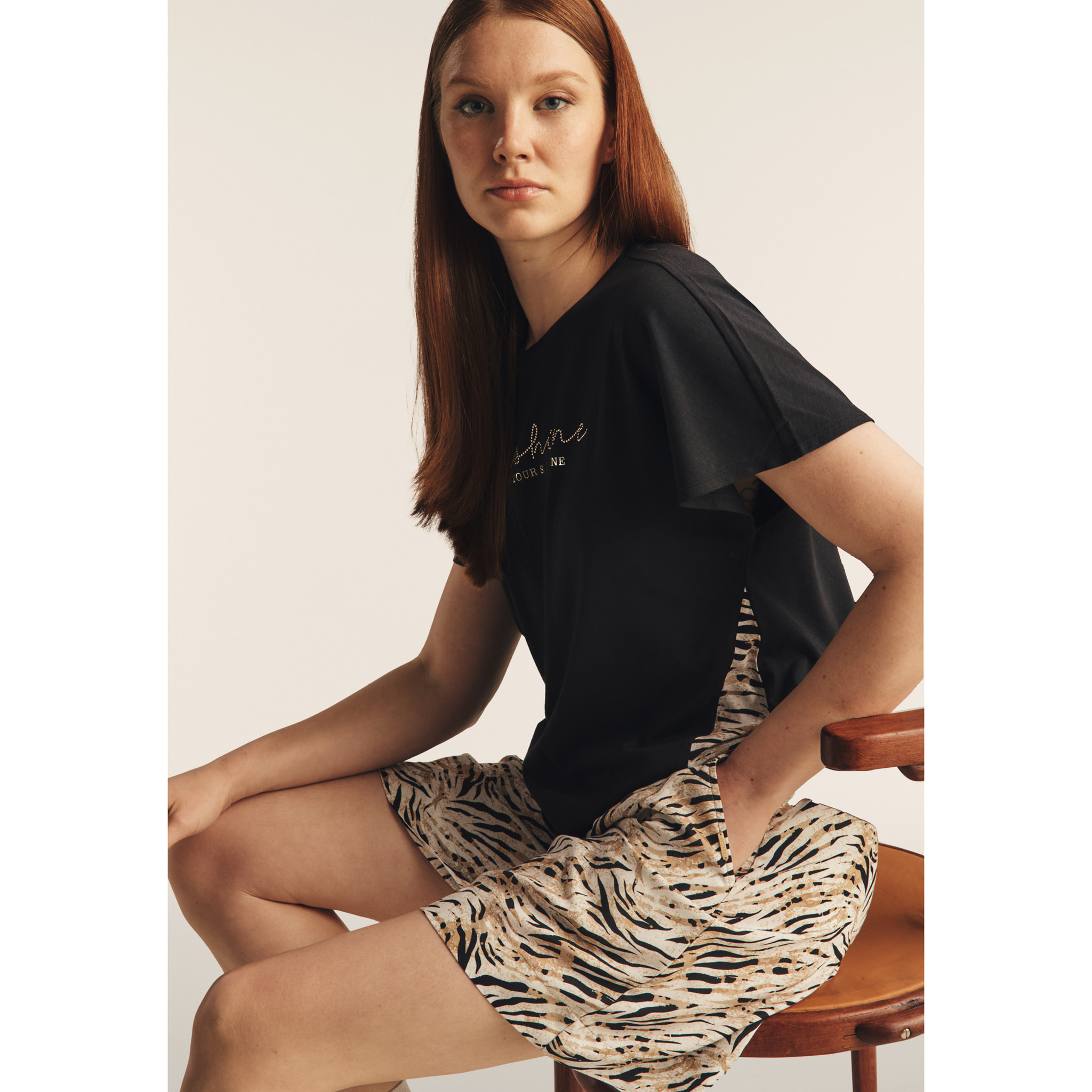 Pantaloni corti in viscosa animalier con vita elasticizzata