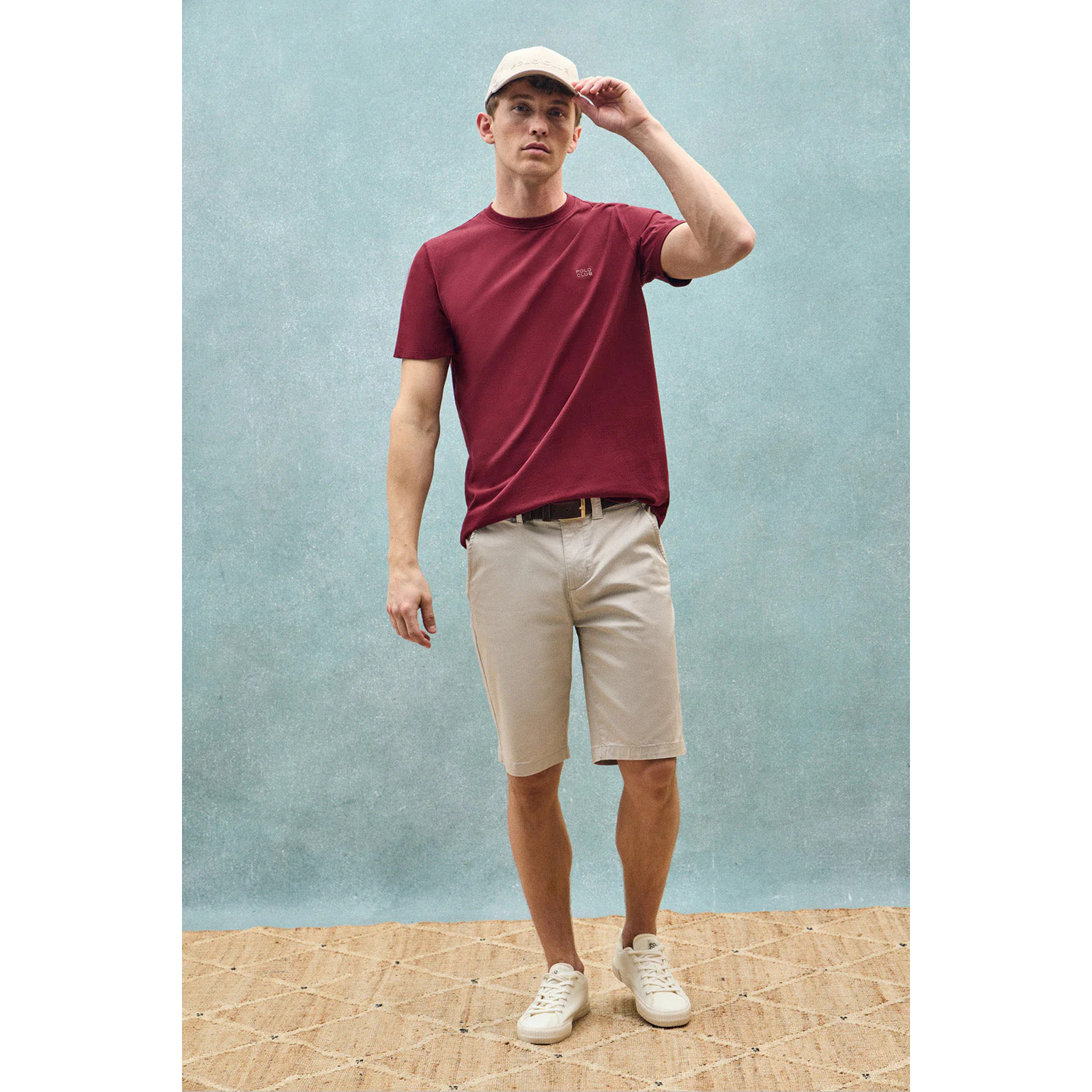 Camiseta color granate básica de cuello redondo con detalle bordado