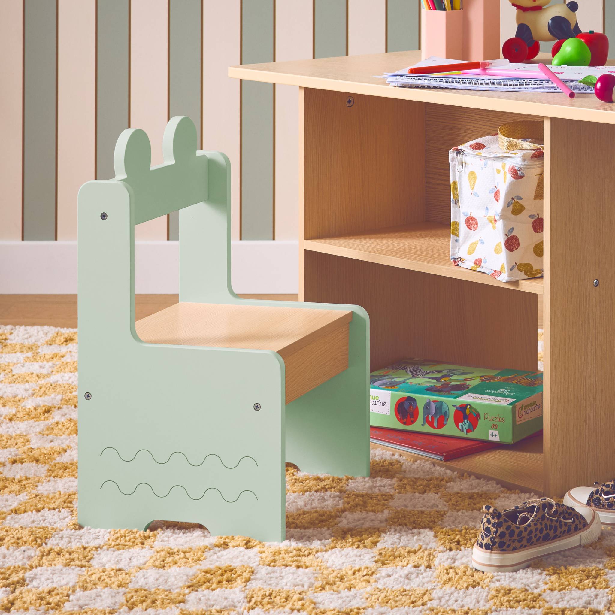 Table enfant + 2 chaises. avec étagères. vert
