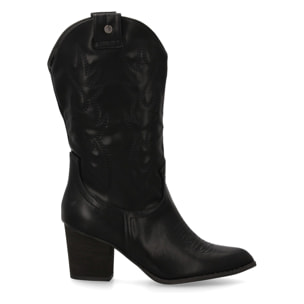 Bota estilo cowboy con caña bordada