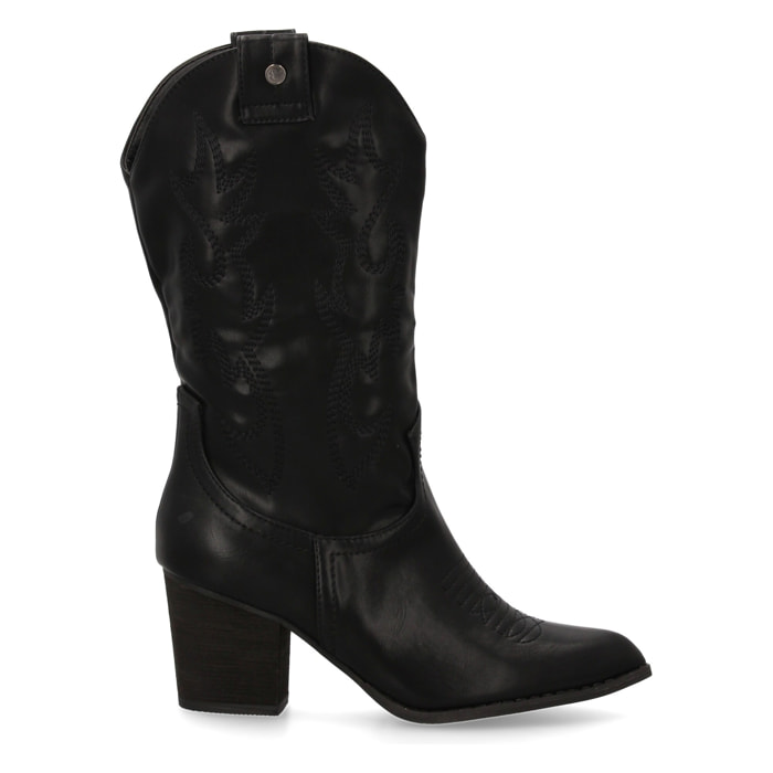 Bota estilo cowboy con caña bordada