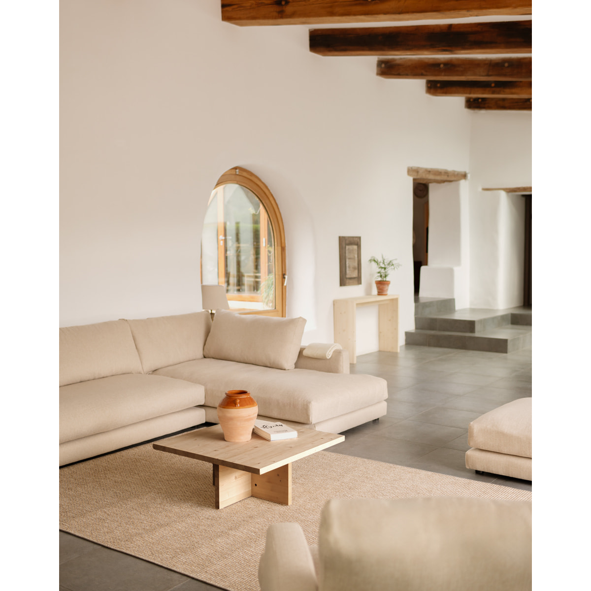 Mesa de centro cuadrada de madera maciza en tono roble medio de 80x80cm Alto: 33.2 Largo: 80 Ancho: 80