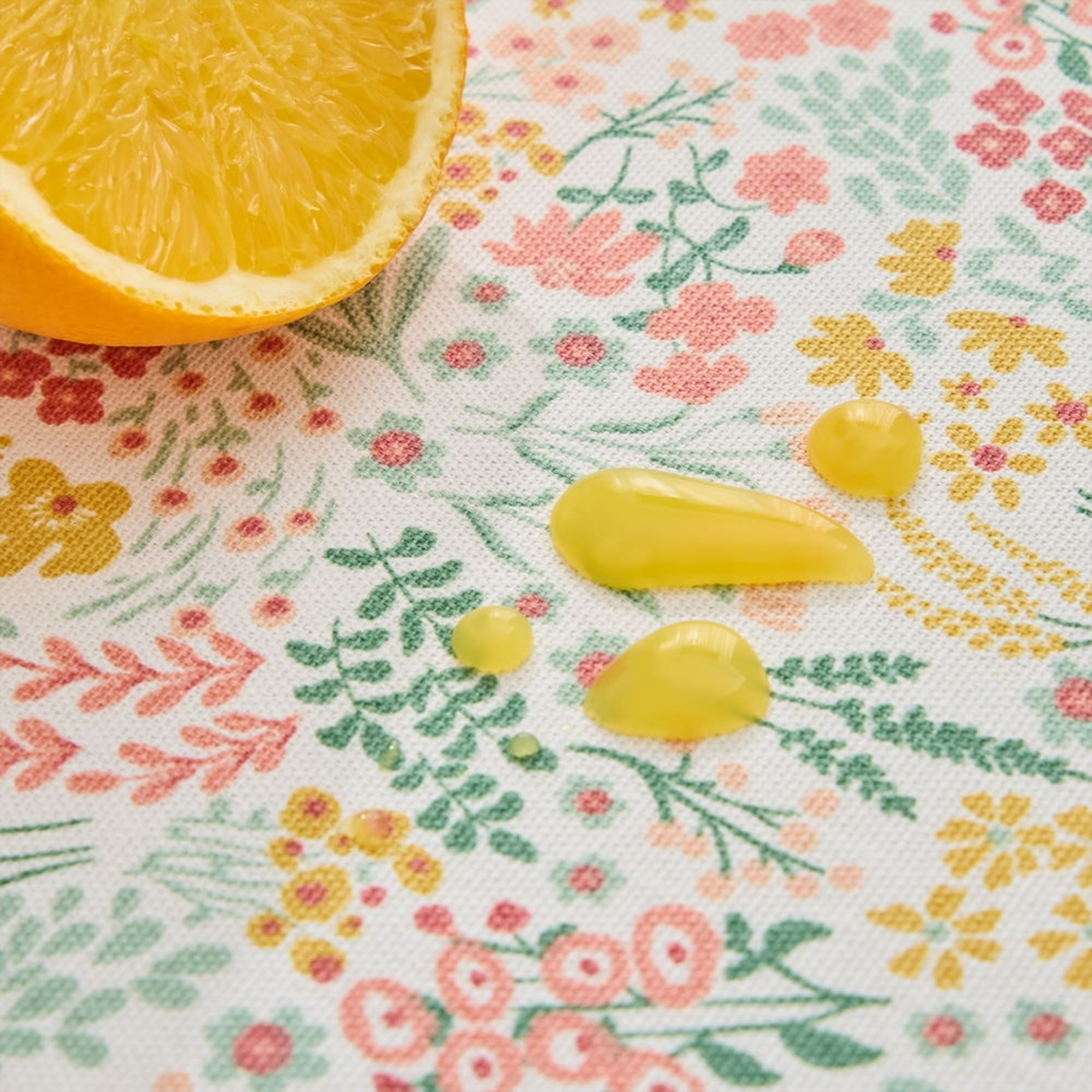 Mantel antimanchas resinado estampado flores Clau color rosa 100% Algodón