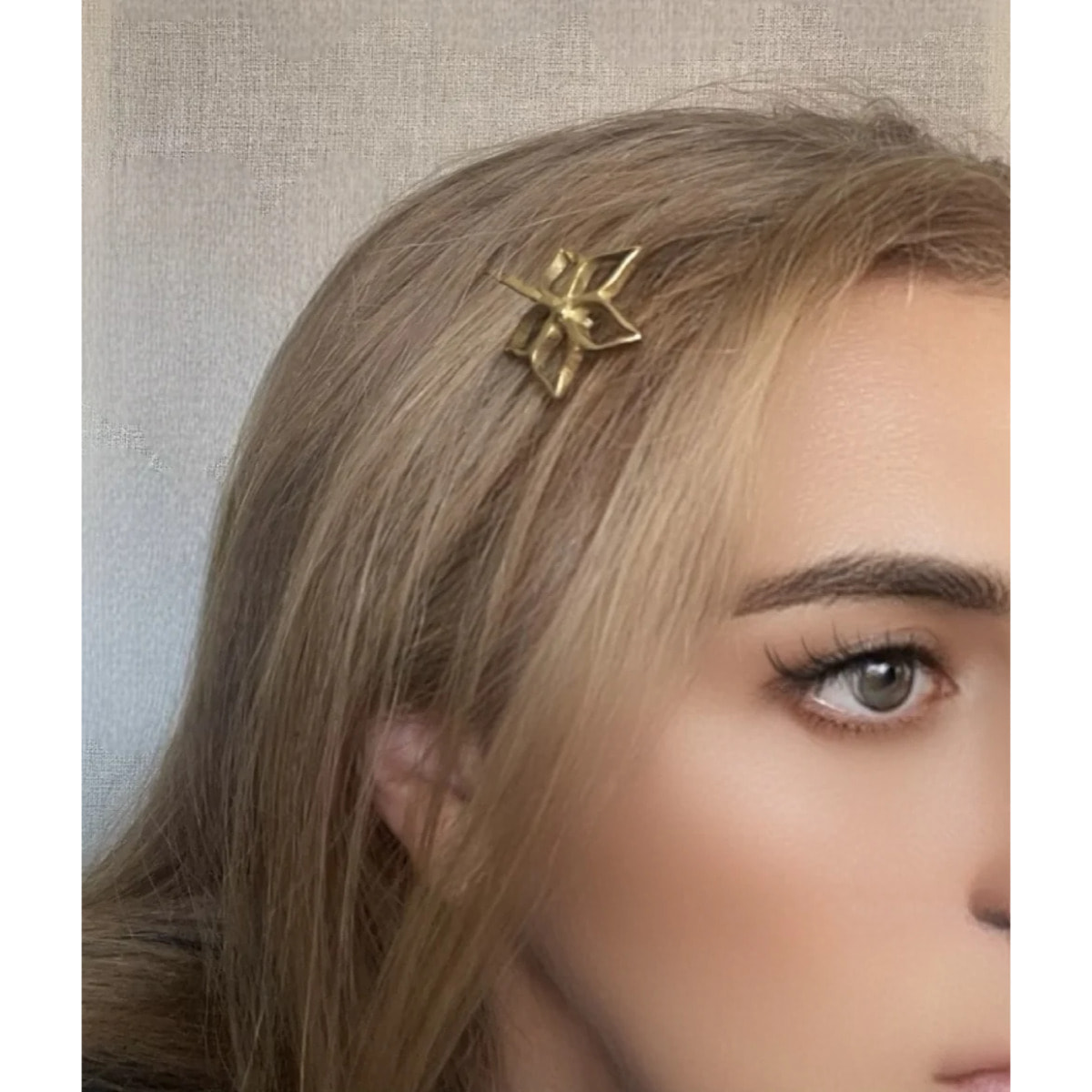 Horquilla Irregular Blom en dorado chapado latón