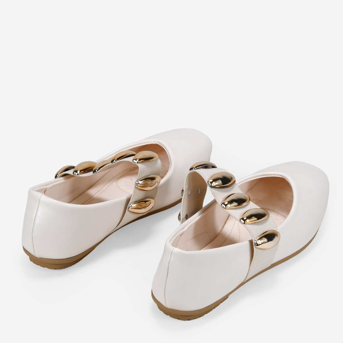 Bailarinas planas beige con elástico y piezas metálicas