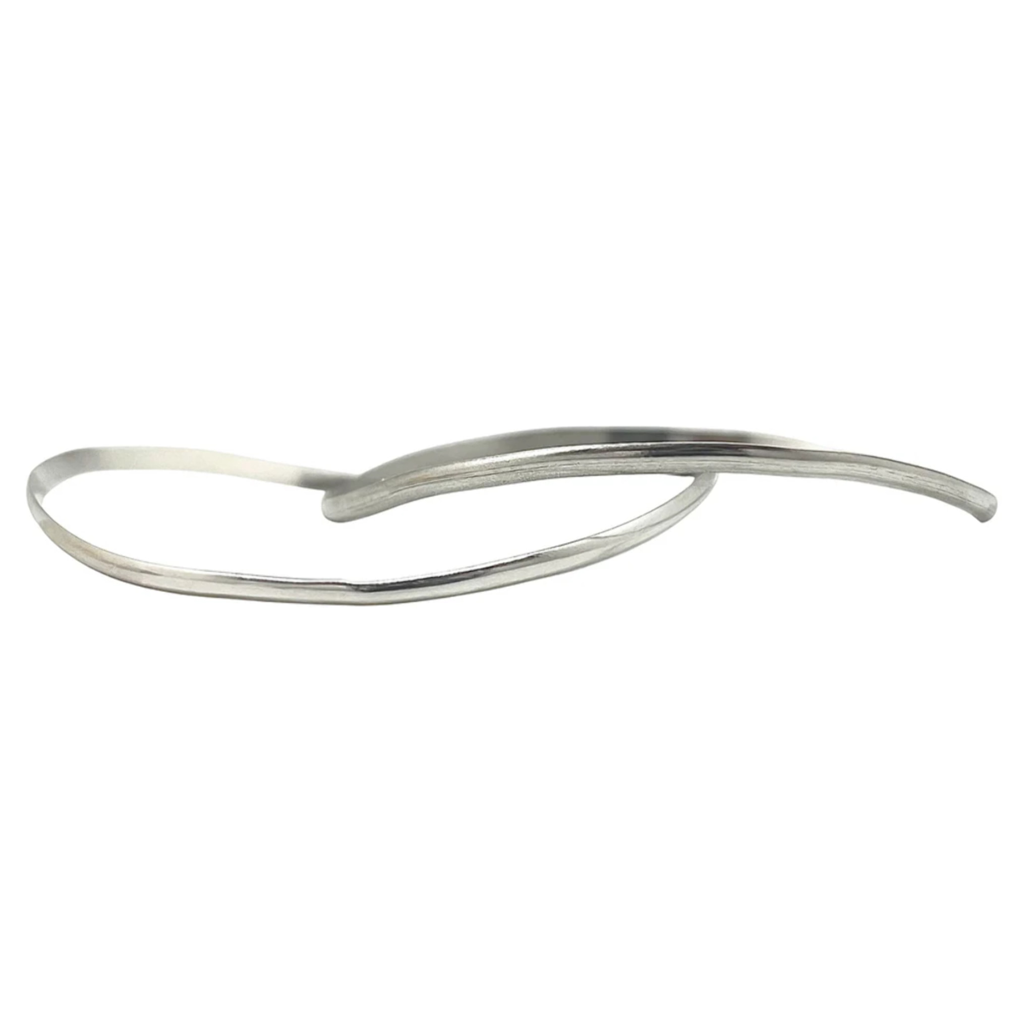 Pack de 2 Pulseras tipo Aro irregulares forma realizada a mano haciendo ondas. Plata de ley 10µ