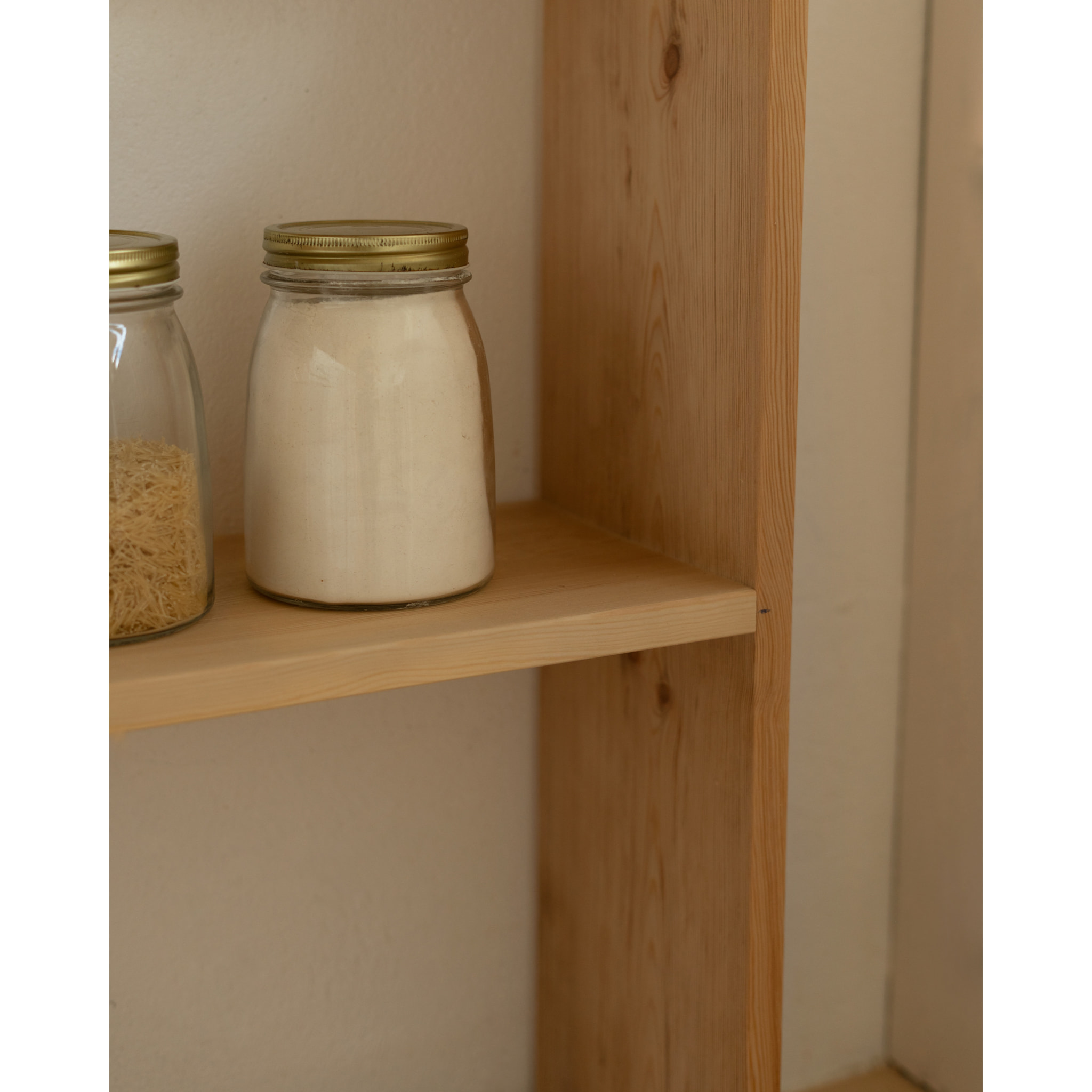 Estantería de madera maciza tono roble medio con 1 estante Alto: 74 Largo: 80 Ancho: 20