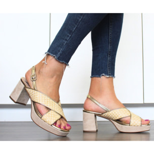 Sandalia plataforma beige. Tacón 6,5 cm