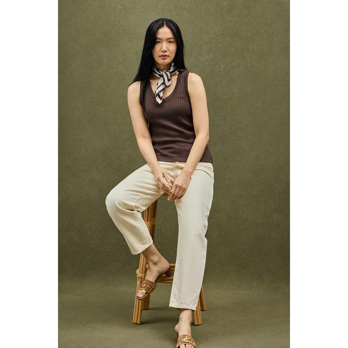 Canotta cioccolato a coste con scollo a V e logo Polo Club