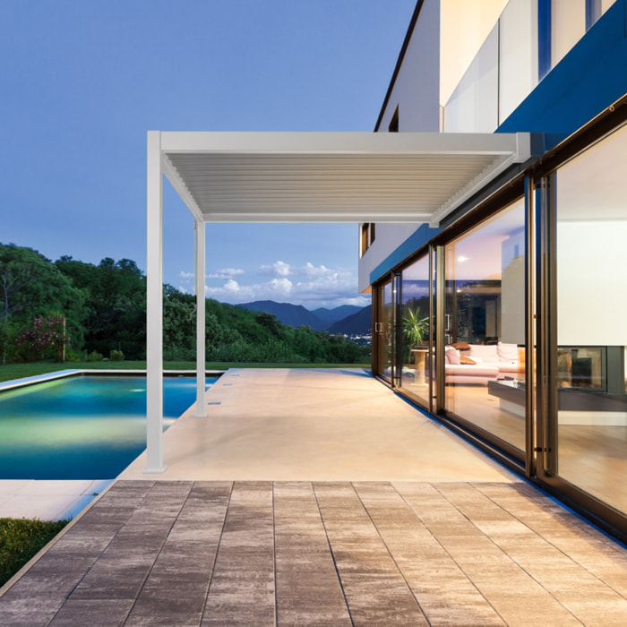 Pergola bioclimatique aluminium blanc adossée lames orientables 4x3m Triomphe