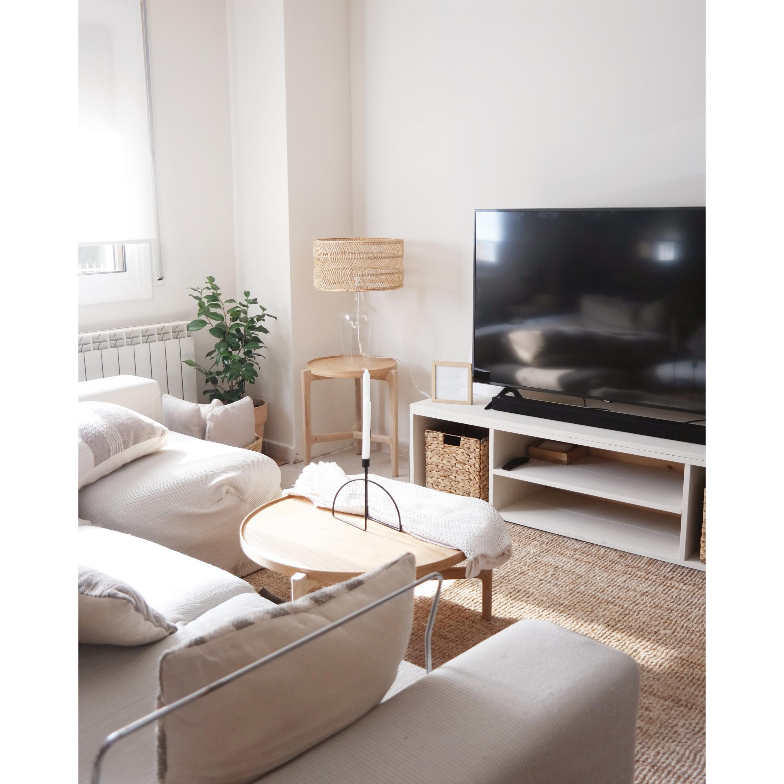 Mueble de TV de madera maciza en tono blanco de 160x40cm Alto: 40 Largo: 160 Ancho: 40
