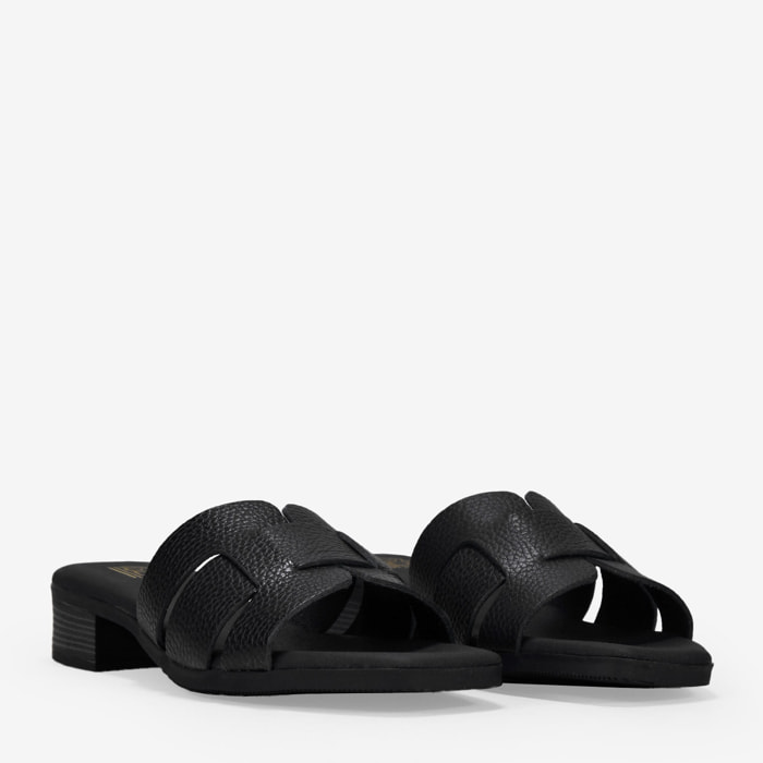 Sandalias de piel negras destalonadas con tacón bajo