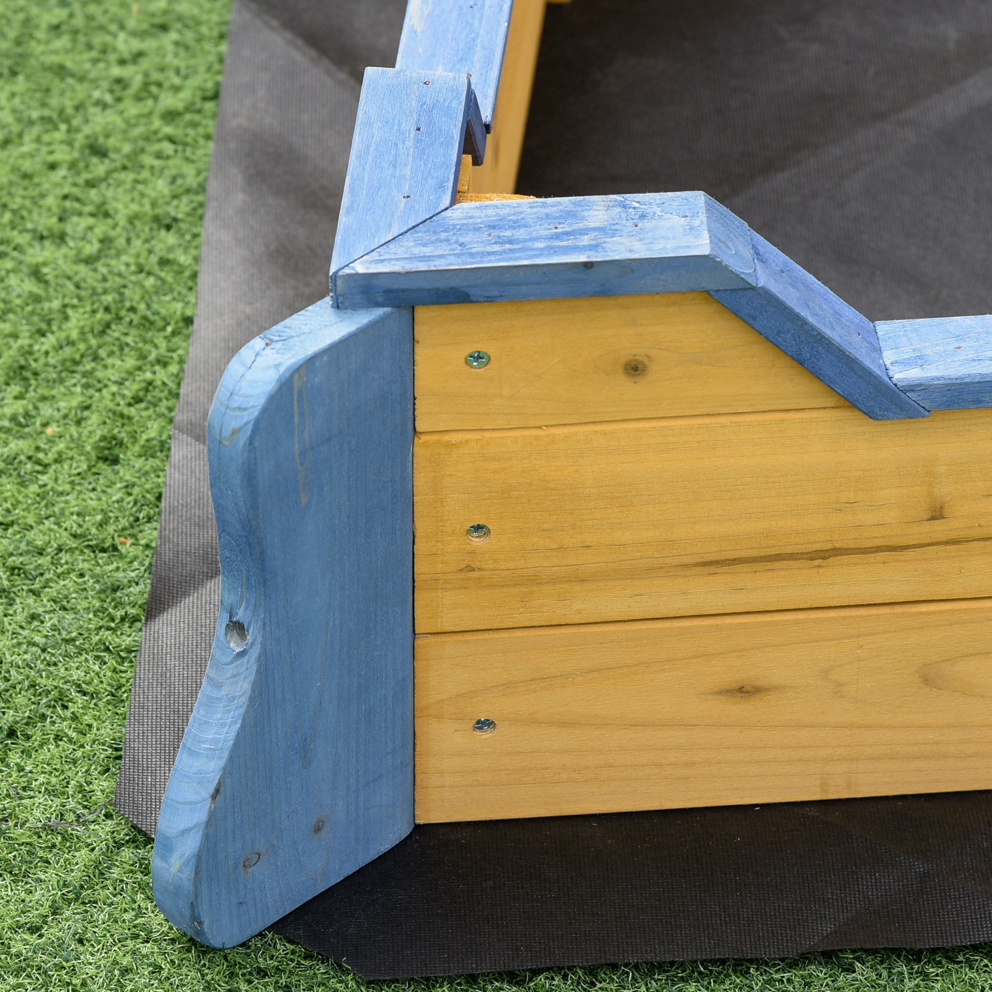 Arenero Infantil de Madera Diseño de Galeón con 2 Escalones Banco con Almacenaje Bandera y Timón Cajón de Arena de Jardín para Niños de +3 Años 158x78x45,5 cm Natural